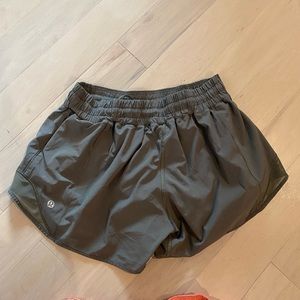 Lululemon hotty hot 4” army green shorts